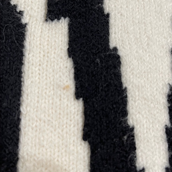 Old Navy Cream Sweater with Black 'LOVE' XXL - Picture 5 of 5